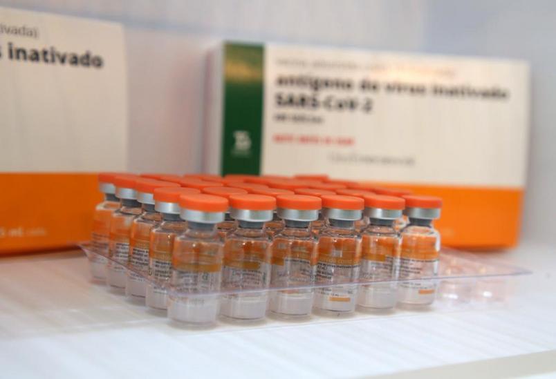 China intensifica vacinação no país e atrasa entrega dos insumos da Coronavac